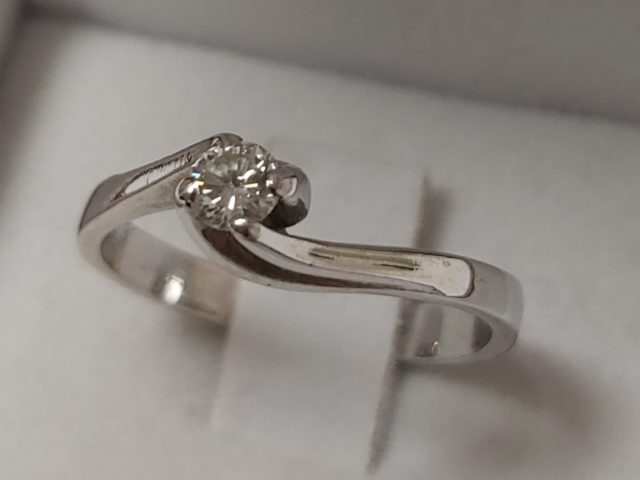 Solitaire torsade or gris diamant 0,20 carat