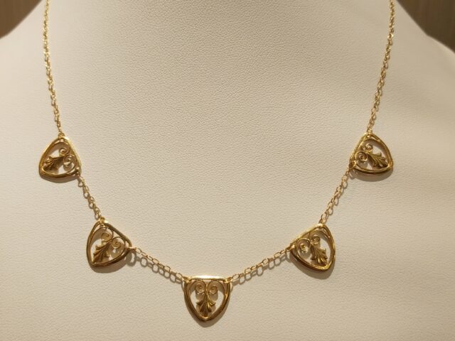 Collerette or jaune motifs triangulaires