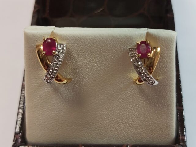 Boucles d&rsquo;oreille or, rubis, diamants
