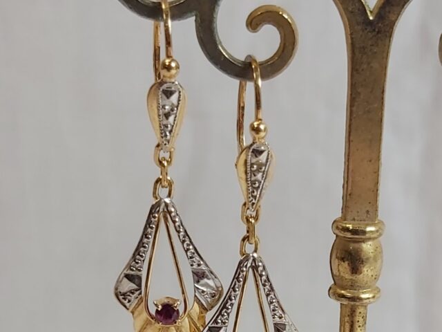 Boucles d&rsquo;oreille pendantes 2 ors, rubis
