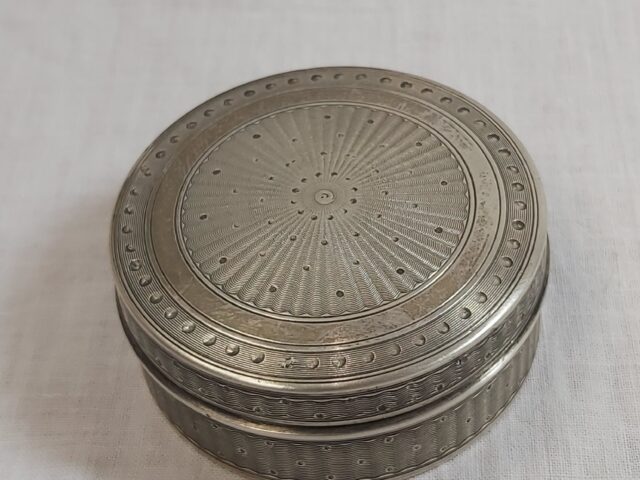 Boite ronde argent guilloché