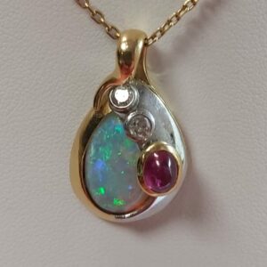 Pendentif 2 ors opale rubis diamants