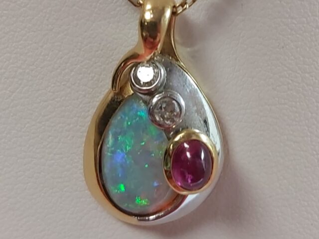 Pendentif 2 ors opale rubis diamants