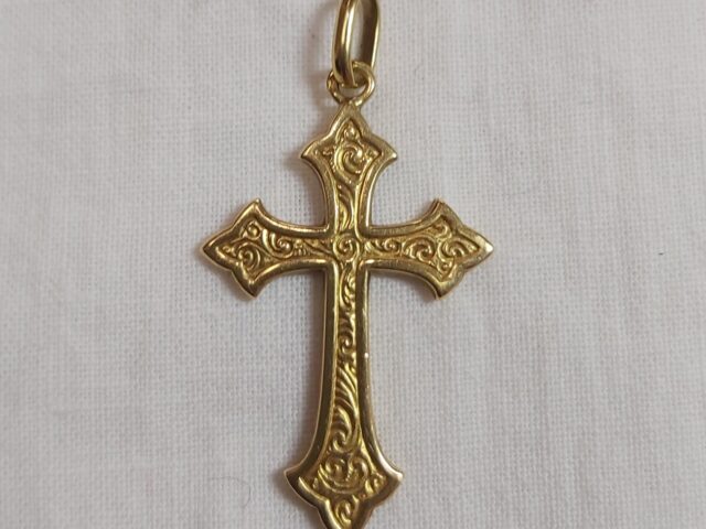 Croix travaillée or jaune 18 carats