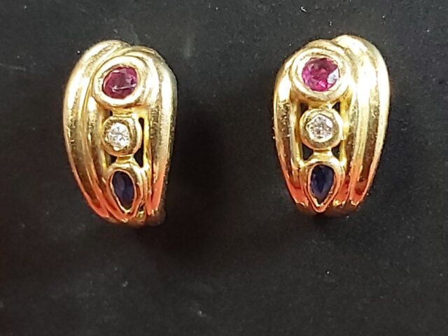 Boucles d&rsquo;oreille or, rubis, diamants, saphirs