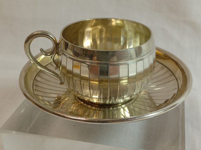 Tasse à moka et sa soucoupe argent