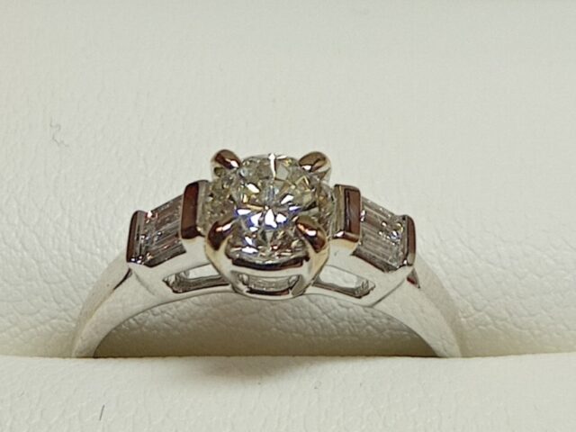 Solitaire or gris diamant 0,72 carat