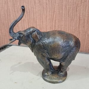 Eléphant trompe en l'air bronze signé