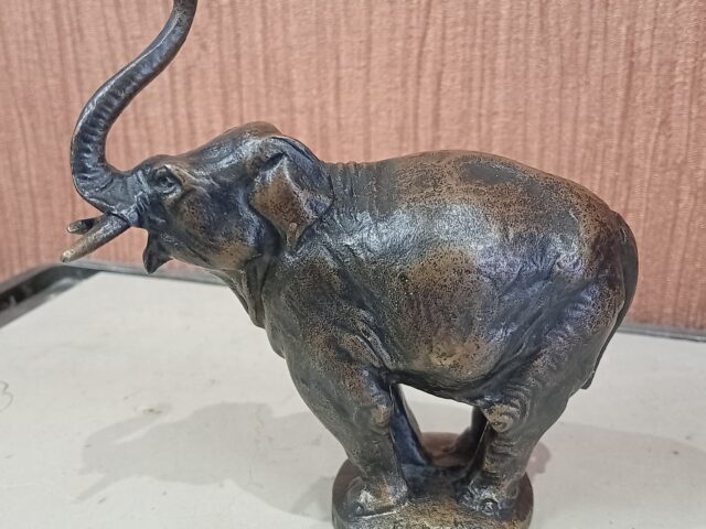 Eléphant trompe en l&rsquo;air bronze signé