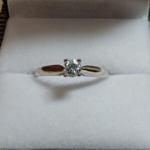 Solitaire or gris diamant 0,22 carat