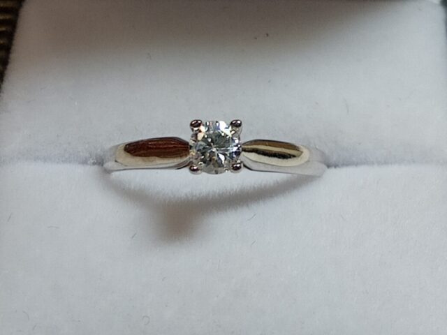 Solitaire or gris diamant 0,22 carat