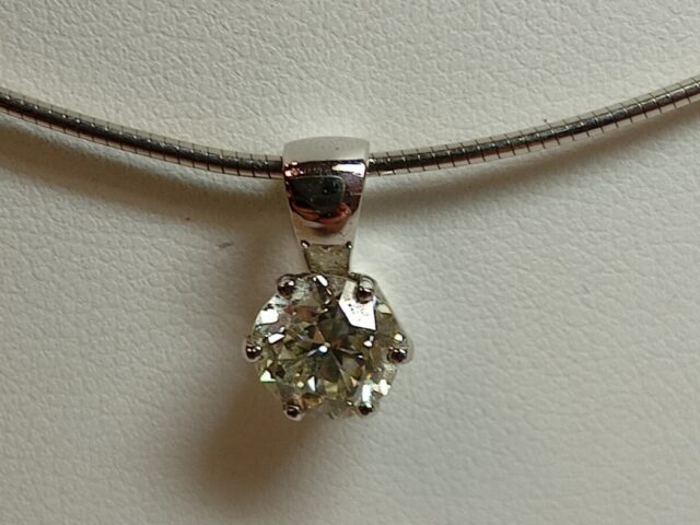 Pendentif diamant or gris 18 carats