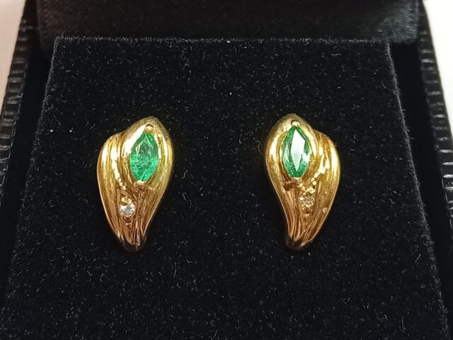 Boucles d&rsquo;oreille émeraude or jaune 18 carats