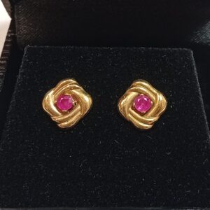 Boucles d'oreille or jaune rubis