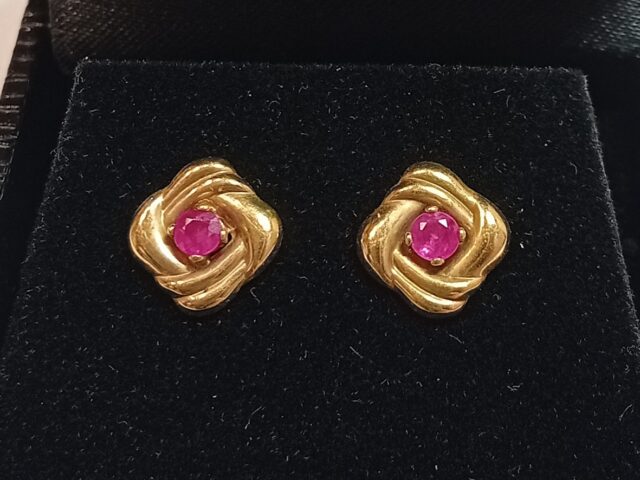 Boucles d&rsquo;oreille or jaune rubis
