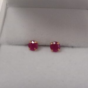 Boucles d'oreille puces rubis or jaune