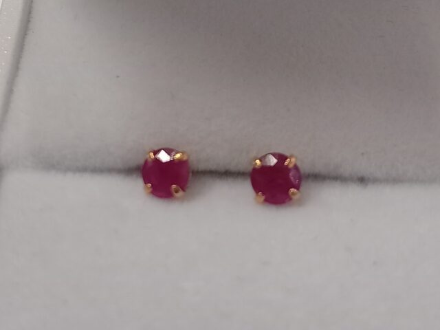 Boucles d&rsquo;oreille puces rubis or jaune