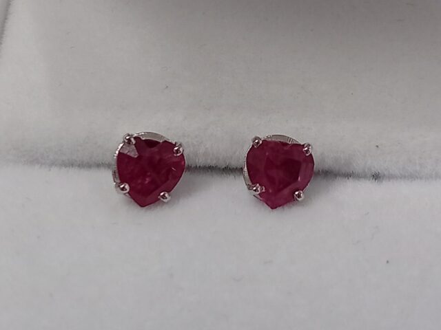 Boucles d&rsquo;oreille rubis coeur or gris