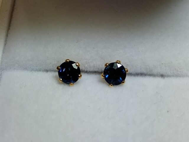 Boucles d&rsquo;oreille puces saphir or jaune