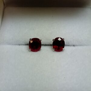 Boucles d'oreille puces rubis or gris