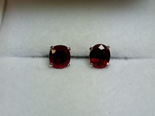 Boucles d&rsquo;oreille puces rubis or gris