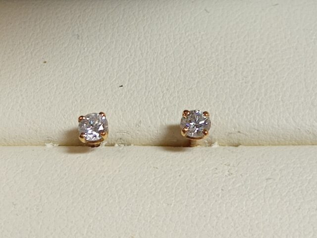 Boucles d&rsquo;oreille « puces » or jaune diamants