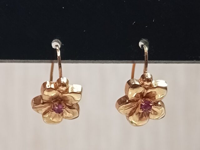 Boucles d&rsquo;oreille dormeuses rubis or jaune