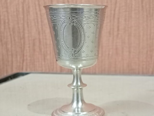 Coquetier sur pied cartouche fond amati argent