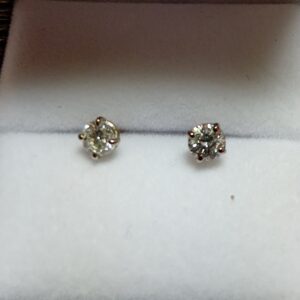 Boucles d'oreille puces diamants or gris