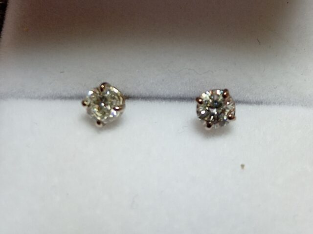 Boucles d&rsquo;oreille puces diamants or gris