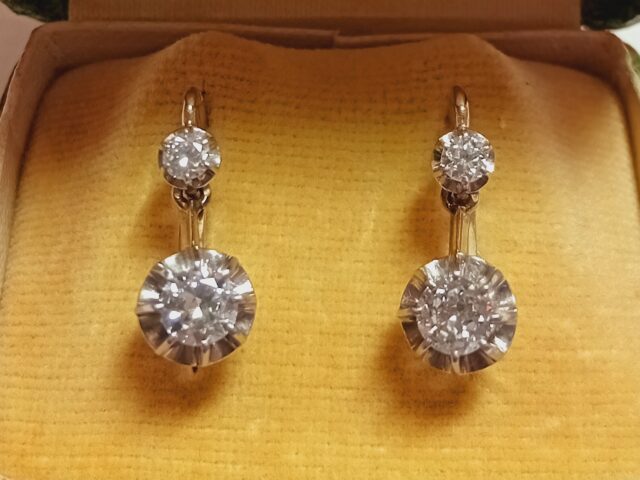 Boucles d&rsquo;oreille dormeuses or gris diamants