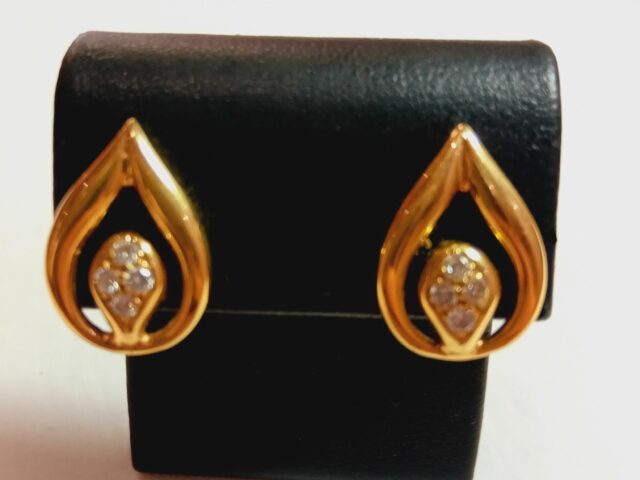 Boucles d&rsquo;oreille en goutte or jaune diamants