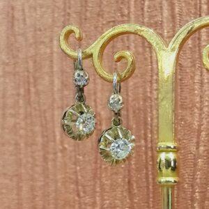 Boucles d'oreille dormeuses diamants or gris 18 carats