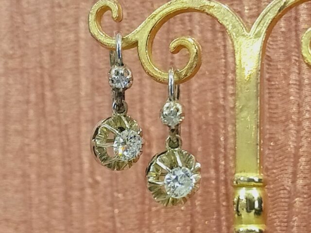 Boucles d&rsquo;oreille dormeuses diamants or gris 18 carats