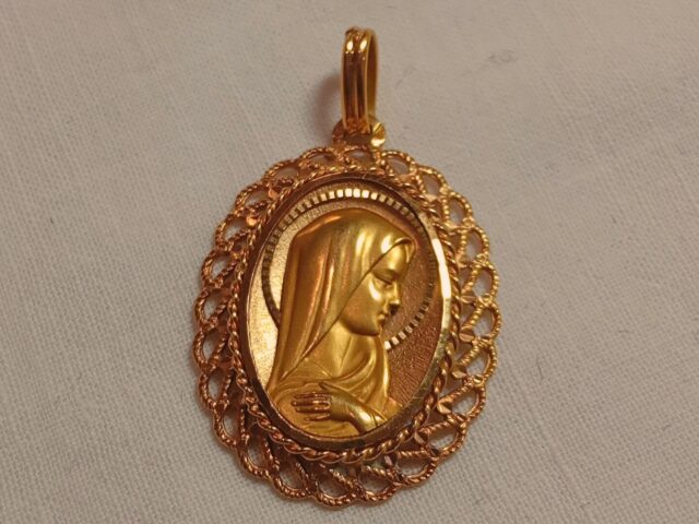 Médaille Vierge ovale ajourée or 18 carats