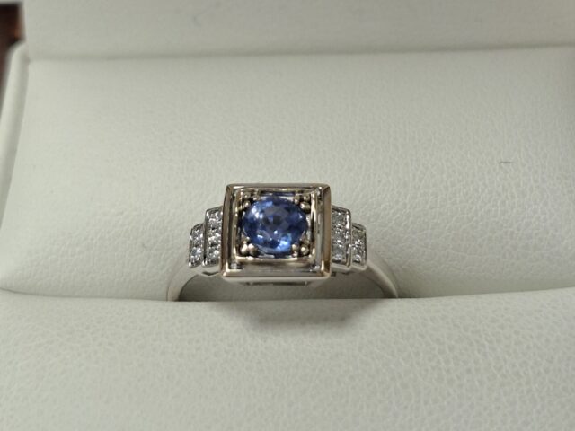 Bague or gris saphir diamants