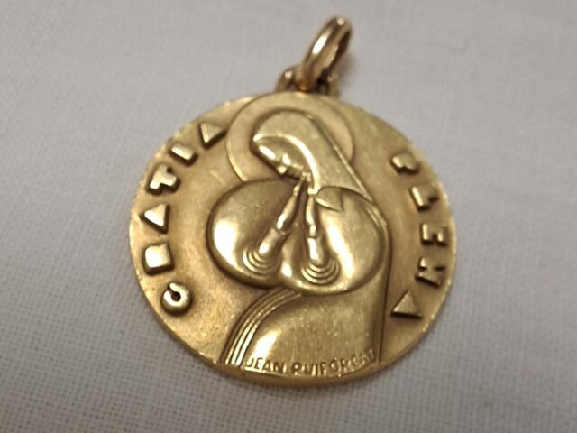 Médaille Vierge signée Jean Puiforcat