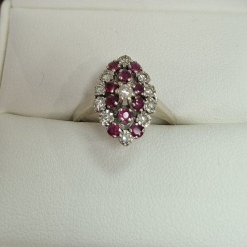 Bague marquise or gris rubis diamants