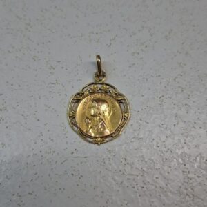 Médaille ajourée Vierge or 18 carats