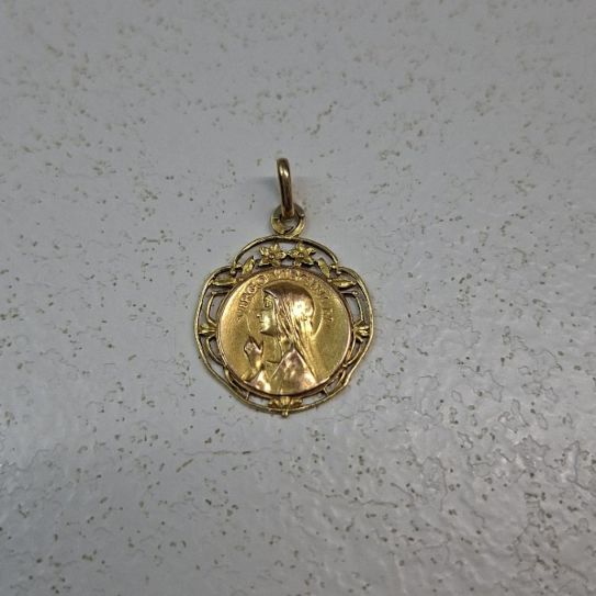 Médaille ajourée Vierge or 18 carats