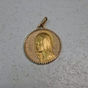 Médaille Vierge ronde or mat 18 carats
