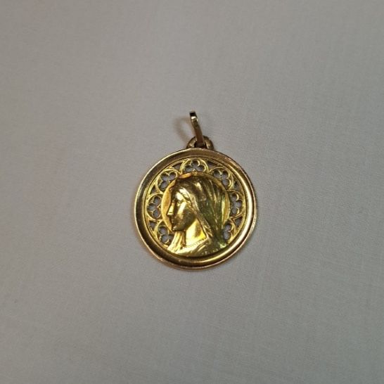 Médaille Vierge ronde ajourée or jaune 18 carats