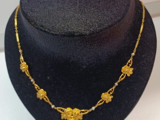 Collier draperie roses or jaune 18 carats