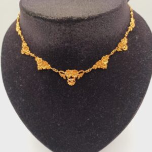 Collier motif pâquerettes en or jaune 18 carats