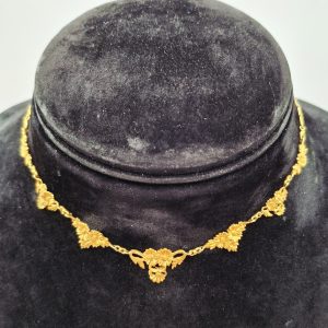 collier motif pâquerettes en or jaune 18 carats