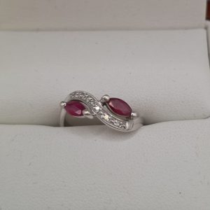 bague or gris18 carats, 2 rubis navettes, diamants, ref 42/994