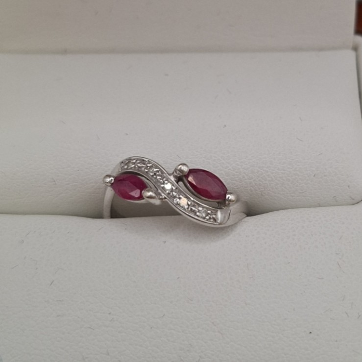 bague or gris18 carats, 2 rubis navettes, diamants, ref 42/994