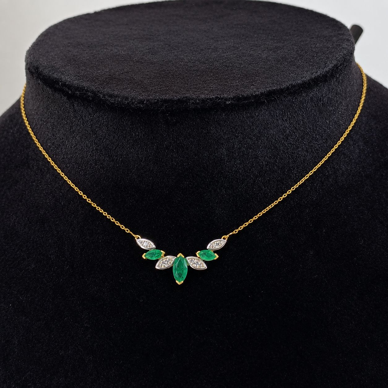 collier émeraudes diamants or jaune 18 carats