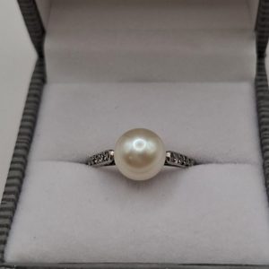 bague or gris perle de culture diamants