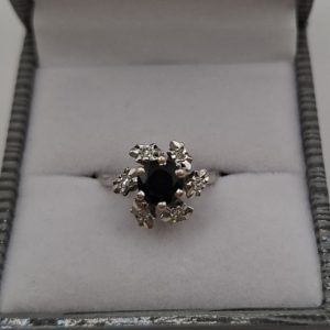 bague en or gris 18 carats saphir diamants